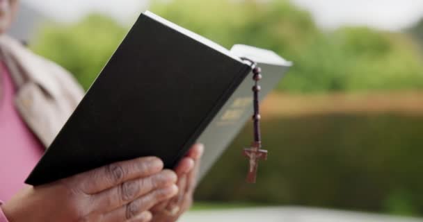 老年妇女 圣经学习和阅读与念珠 户外和神圣的基督 信仰和指导 基督教 祈求支持 相信上帝 手和宗教精神 — 图库视频影像
