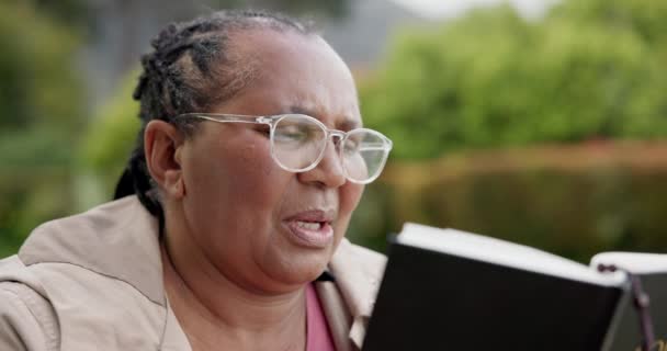 Mujer Mayor Estudio Bíblico Lectura Con Libro Aire Libre Confianza — Vídeo de stock