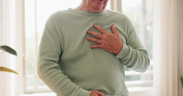 心臓発作 またはマッサージ胸 心血管の問題 または単独で緊急事態を抱えている上級男性 心停止 怪我または医療援助のリビングルームでの痛み 退職または不安 — ストック動画