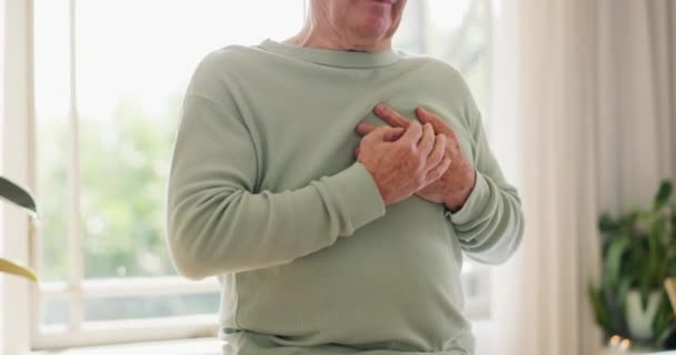 自宅で緊急事態を抱える手 心臓発作 マッサージチェスト 心血管の問題 高齢者 血液疾患の家族歴 心停止のリビングルーム — ストック動画