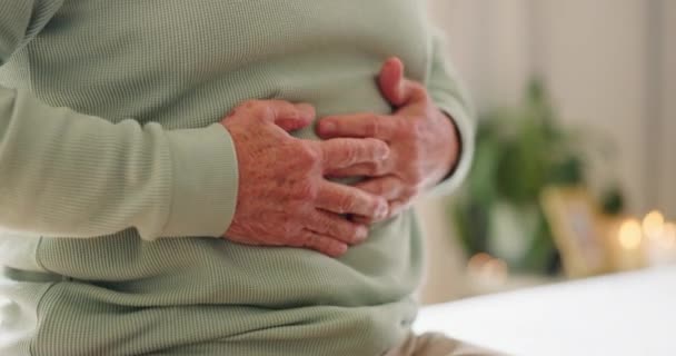病気のための家で痛みを抱えている手 シニアの人々 腫瘍のクランプ 消化器系の問題 食中毒 医療緊急のためのヘルスケア マッサージトーソ — ストック動画