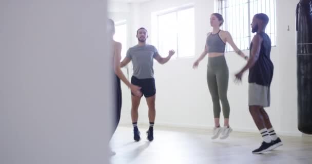 에어로빅 클래스에서 피트니스 건강한 웰빙을 체육관에서 사람들을 내구성이나 에너지로 다리를 — 비디오