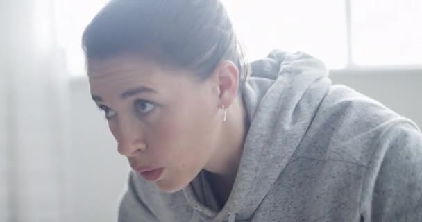 Kvinna Armhävningar Och Motion Eller Träning För Fitness Vardagsrummet Hemmet — Stockvideo