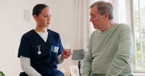 Arts Patiënt Geneeskunde Met Recept Huis Oudere Man Hulp Bij — Stockvideo