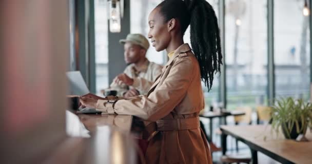 Laptop Kisvállalkozások Feketék Akik Vállalkozóként Dolgoznak Egy Kávézóban Számítógép Szabadúszó — Stock videók