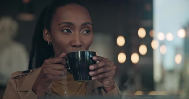 Czarna Kobieta Herbata Myślenie Uśmiechem Przyszłość Marzenia Relaks Kawiarni Szczęśliwy — Wideo stockowe