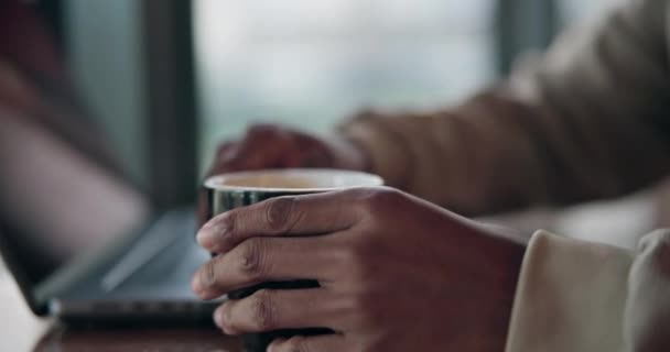 Czarny Człowiek Kawiarnia Kawa Laptopem Praca Zdalna Wolny Strzelec Pracy — Wideo stockowe