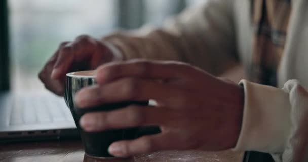 Czarny Człowiek Kawiarnia Kawa Laptopem Praca Hybrydowa Wolny Strzelec Pracy — Wideo stockowe