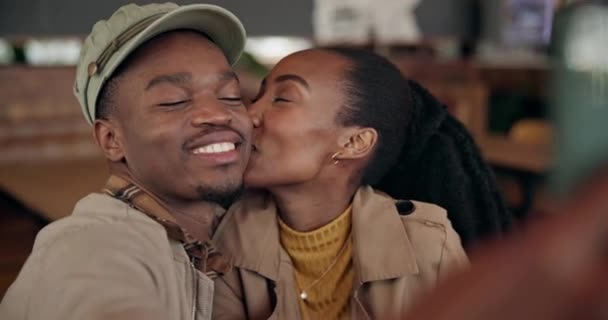 Selfie Ciuman Dan Bahagia Pasangan Kulit Hitam Kafe Ikatan Dan — Stok Video