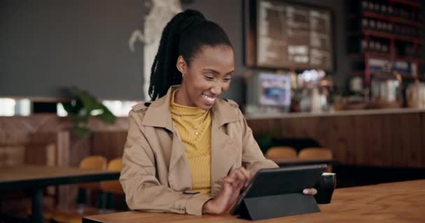 Tabletli Mutlu Kafeli Siyahi Bir Kadın Interneti Bağlantı Düşünce Sosyal — Stok video