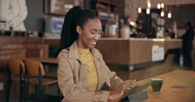 Happy, kahve dükkanı ve tabletli siyah bir kadın interneti bağlantı, düşünce ve metin yazısıyla yazıp araştırıyor. Teknoloji, sosyal medya ve kafeye sahip Afrikalı kişi, serbest çalışan veya çalışan.