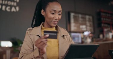 Kafe, tablet ya da kredi kartı ekommerce ya da dijital fintech web sitesine yatırım yapan siyah kadın. Kafe, ödeme veya mutlu Afrikalı kişi online alışveriş veya finansal veri daktilo uygulama.