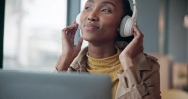 Kafe, dizüstü bilgisayar ve kulaklıklı siyah kadın, canlı müzik ve mutlu bir bağlantı. Afrikalı, serbest çalışan ya da kulaklık takan ve enerjili ses, ses ya da radyo dinleyen bir kız..