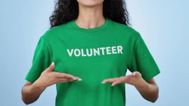 Eller yukarı ve gönüllü kadın tişörtü. Stüdyoda, mavi arka planda. Kapanış, imza ve mutlu insan gönüllülüğü, başarı ve destek hayır kurumu, kar amacı gütmeyen sivil toplum örgütü veya kamu hizmeti gibi.