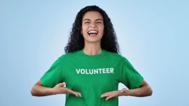 Senin için, hayır işi, bağış ve destek için mavi arka planda gönüllü bir kadın. Gönüllü olduğu, STK projesi yaptığı veya stüdyoya davet ettiği için el hareketleriyle mutlu, emojili ve portresi olan kişi.
