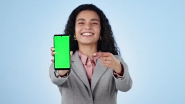 İş kadını, telefon ve stüdyoda mavi arka planda fırsat için yeşil ekranla sizi işaret ediyor. Girişimci, mutlu ve heyecan verici. Mobil uygulamalardaki işe alım sunumuyla başlıyor..