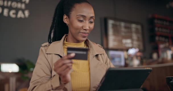 Cafe Tablet Zwarte Vrouw Met Creditcard Voor Commerce Investering Digitale — Stockvideo