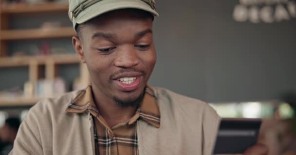 Homme Noir Dans Café Avec Sourire Carte Crédit Pigiste Avec — Video