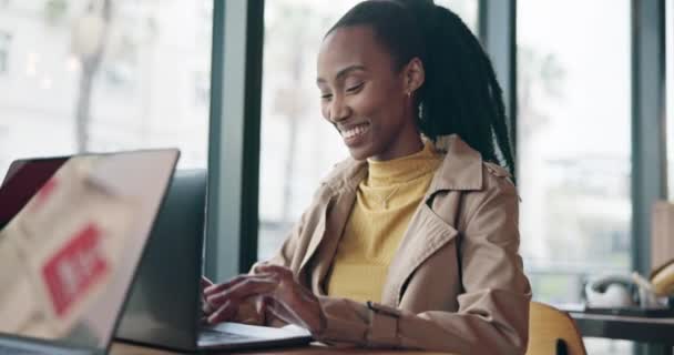 カフェ リモートワーク インターネット ウェブ 検索で電子メールを読んでラップトップに入力する幸せな黒人女性 コーヒーショップ レストラン ブログ 記事のコンピュータ フリーランス — ストック動画