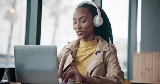 Coffee Shop Laptop Black Woman Headphones Streaming Music Listening Audio — Stock Video