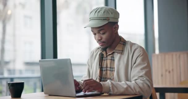 カフェでラップトップを入力する黒人男性 リモートワークとインターネット上の電子メールを読みます ウェブや検索 コーヒーショップ レストラン ブログ 記事のコンピュータ フリーランス ハッピーコピーライター — ストック動画