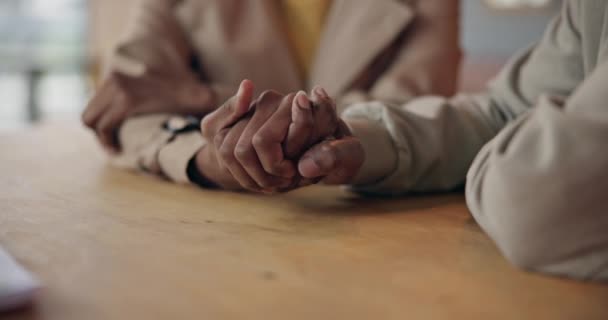 Ținând Mâinile Cafeneaua Sau Cuplul Negru Întâlnire Vorbind Sau Vorbind — Videoclip de stoc