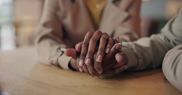 Händchenhalten Trösten Und Pärchen Tisch Für Liebe Vertrauen Und Fürsorge — Stockvideo