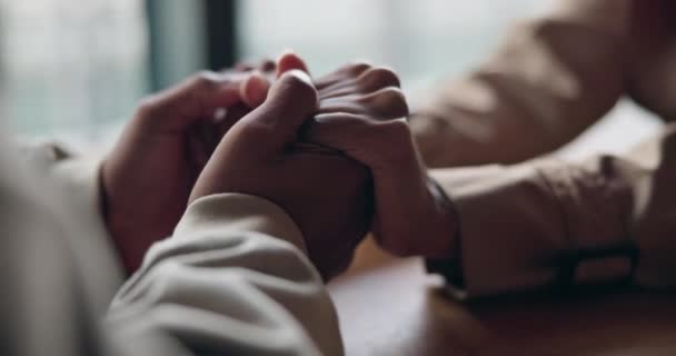 Mãos Dadas Apoio Casal Mesa Para Amor Confiança Cuidado Juntos — Vídeo de Stock