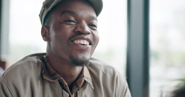 Счастливый Смешной Чернокожий Мужчина Кафе Другом Обсуждения Смешного Разговора Разговора — стоковое видео
