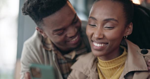 Csók Házasság Fekete Pár Szeretettel Okostelefon Boldogság Internettel Romantikával Vagy — Stock videók