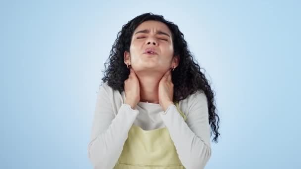 스트레스 관절염의 파란색 배경에 스튜디오에서 여성의 마사지 피로의 위기를위한 — 비디오