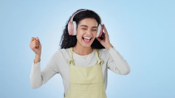 Dance Wanita Dan Headphone Untuk Musik Studio Untuk Merayakan Kebebasan — Stok Video