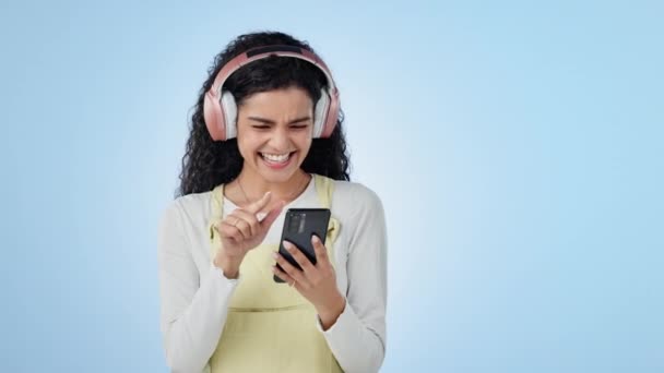 Dancing Musik Dan Headphone Wanita Dan Smartphone Dengan Aplikasi Radio — Stok Video