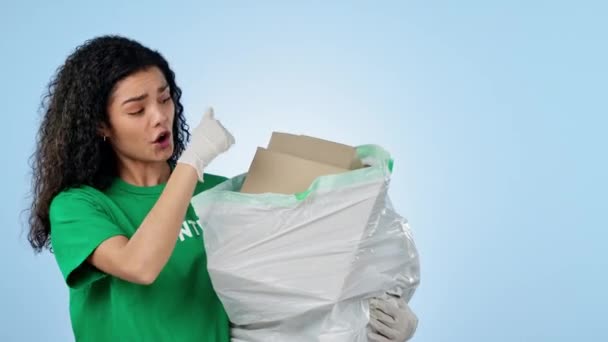 Recycle Vrouw Vrijwilliger Gezicht Studio Met Duurzaamheid Gemeenschapsdienst Milieuvriendelijke Vrouwelijke — Stockvideo