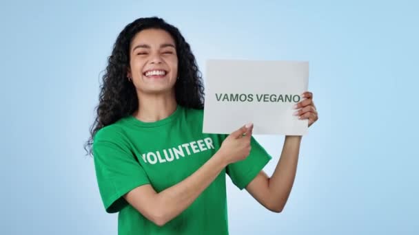 义工女人 素食主义者的标志和工作室的微笑在脸上 搜索和指向你的蓝色背景 巴塞罗那可持续食物 海报或生态的招募 饮食选择和行动呼吁 — 图库视频影像