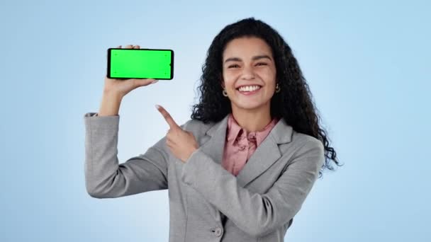 商界女性 手机和绿色屏幕在工作室加入我们 我们正在招聘和介绍工作搜索引擎 为移动应用程序或在蓝色背景下注册的人力资源部门员工激动的面孔 — 图库视频影像