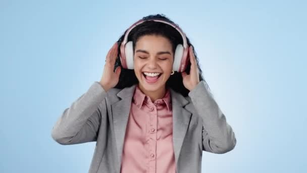 Musik Headphone Dan Wanita Bisnis Menari Studio Terisolasi Dengan Latar — Stok Video