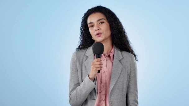 Vrouw Presentator Nieuws Studio Voor Interview Vragen Spreker Blauwe Achtergrond — Stockvideo