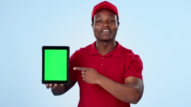Bezorger Groene Scherm Zwarte Man Met Tablet Gericht Voor Commerce — Stockvideo