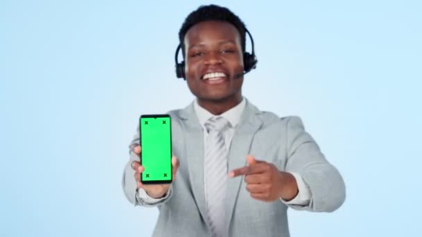 Call Center Mano Apuntando Cara Hombre Con Teléfono Pantalla Verde — Vídeo de stock