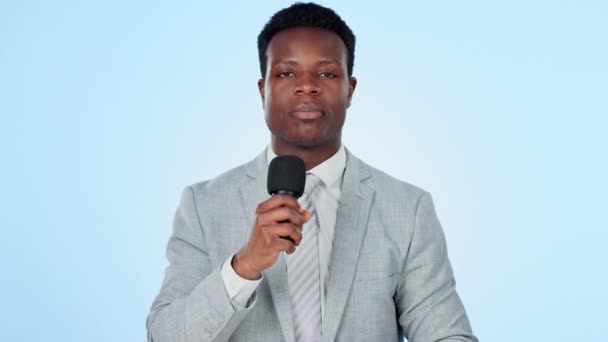 Zwarte Man Microfoon Verslaggever Met Uitzending Journalist Studio Nieuwsverhaal Info — Stockvideo