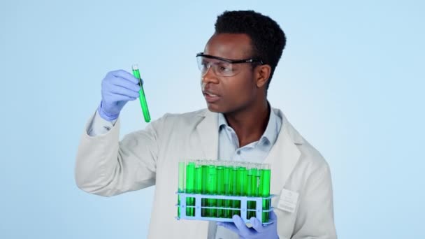Homem Negro Cientista Confuso Tubo Teste Para Pesquisa Estudo Experimento — Vídeo de Stock