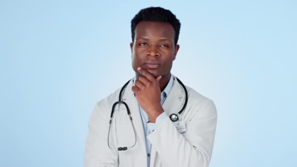 思考的医生 严肃的黑人和怀疑在工作室孤立在一个蓝色的背景模拟空间 混乱的医疗专业和决策 问题的解决和医疗规划 — 图库视频影像