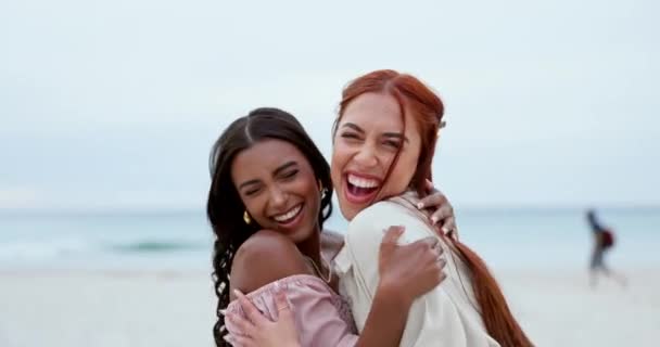 Yüz Plaj Arkadaşlarla Kucaklaşma Kadınlar Yaz Mutlulukla Bağlanma Seyahat Heyecanlı — Stok video