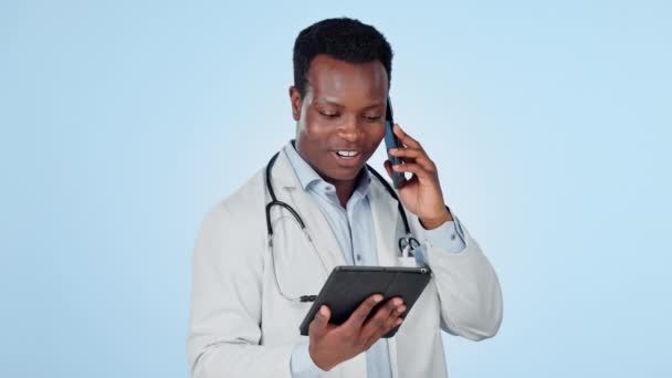 Hombre Negro Médico Llamada Telefónica Con Tableta Para Consejos Salud — Vídeos de Stock