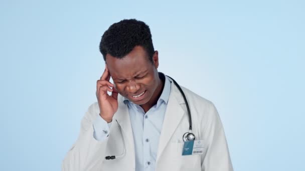 Czarny Człowiek Lekarz Ból Głowy Stresie Wypaleniu Lub Pomyłce Tle — Wideo stockowe