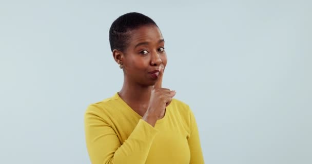 Secreto Cara Mujer Con Dedo Los Labios Estudio Para Signo — Vídeos de Stock