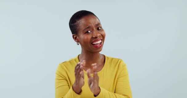 Πρόσωπο Ευτυχισμένη Γυναίκα Και Χειροκρότημα Στο Στούντιο Για Την Επιτυχία — Αρχείο Βίντεο