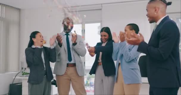 Pebisnis Confetti Dan Kelompok Dengan Tepuk Tangan Perayaan Dan Prestasi — Stok Video