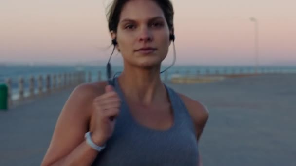 Πορτρέτο Τρέξιμο Και Έγκυος Γυναίκα Στο Ηλιοβασίλεμα Για Φυσική Κατάσταση — Αρχείο Βίντεο